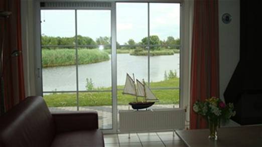 http://bb.goesenroos.nl/Mourik_O/WONEN/201406041032441414/_thumbs/Bestanden/impressie%20woonkamer%20uitzicht.JPG